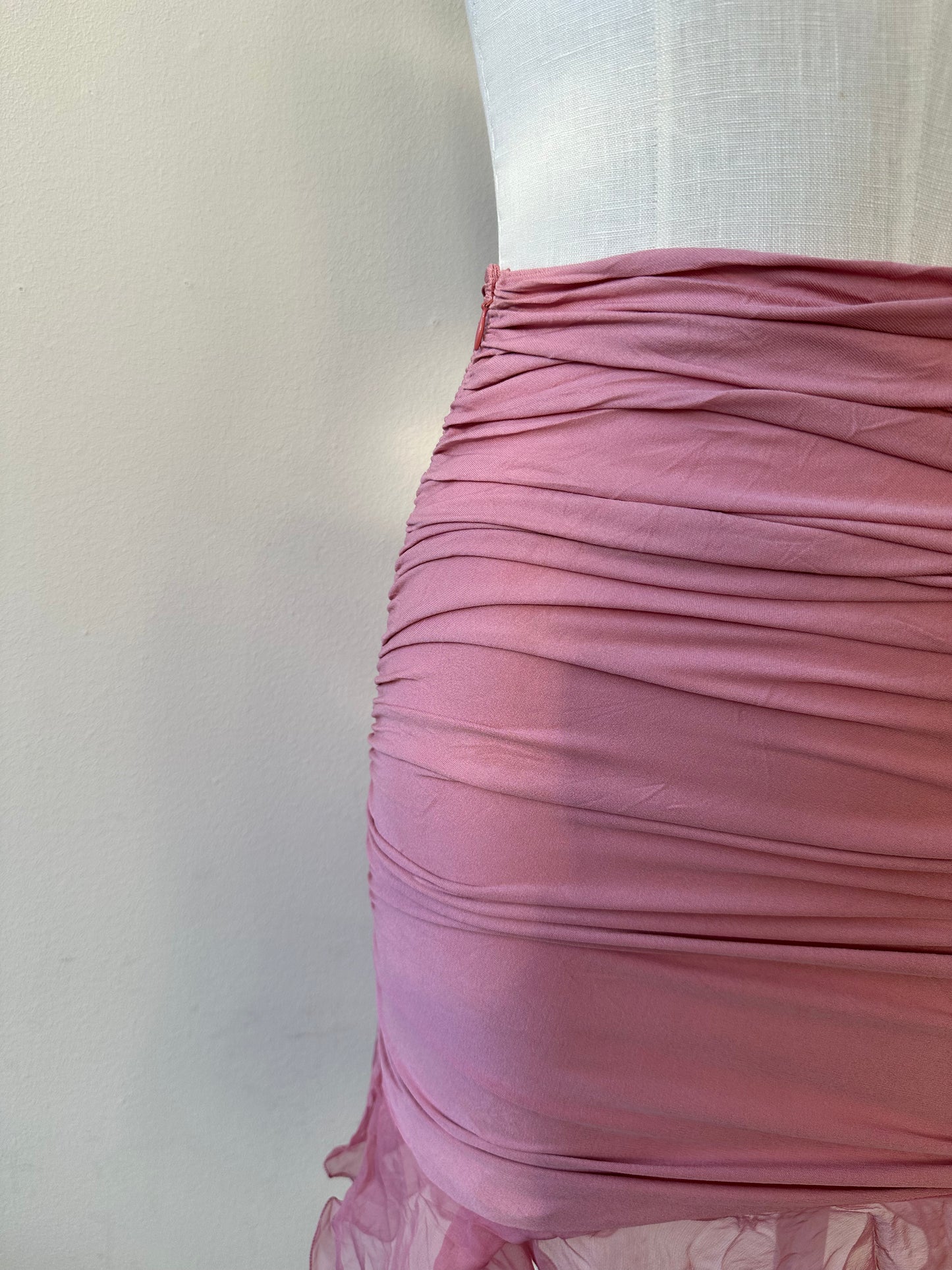 Early 2000's Emanuel Ungaro pink silk skirt with ruching in size XXS/XS designed by Giambattista Valli