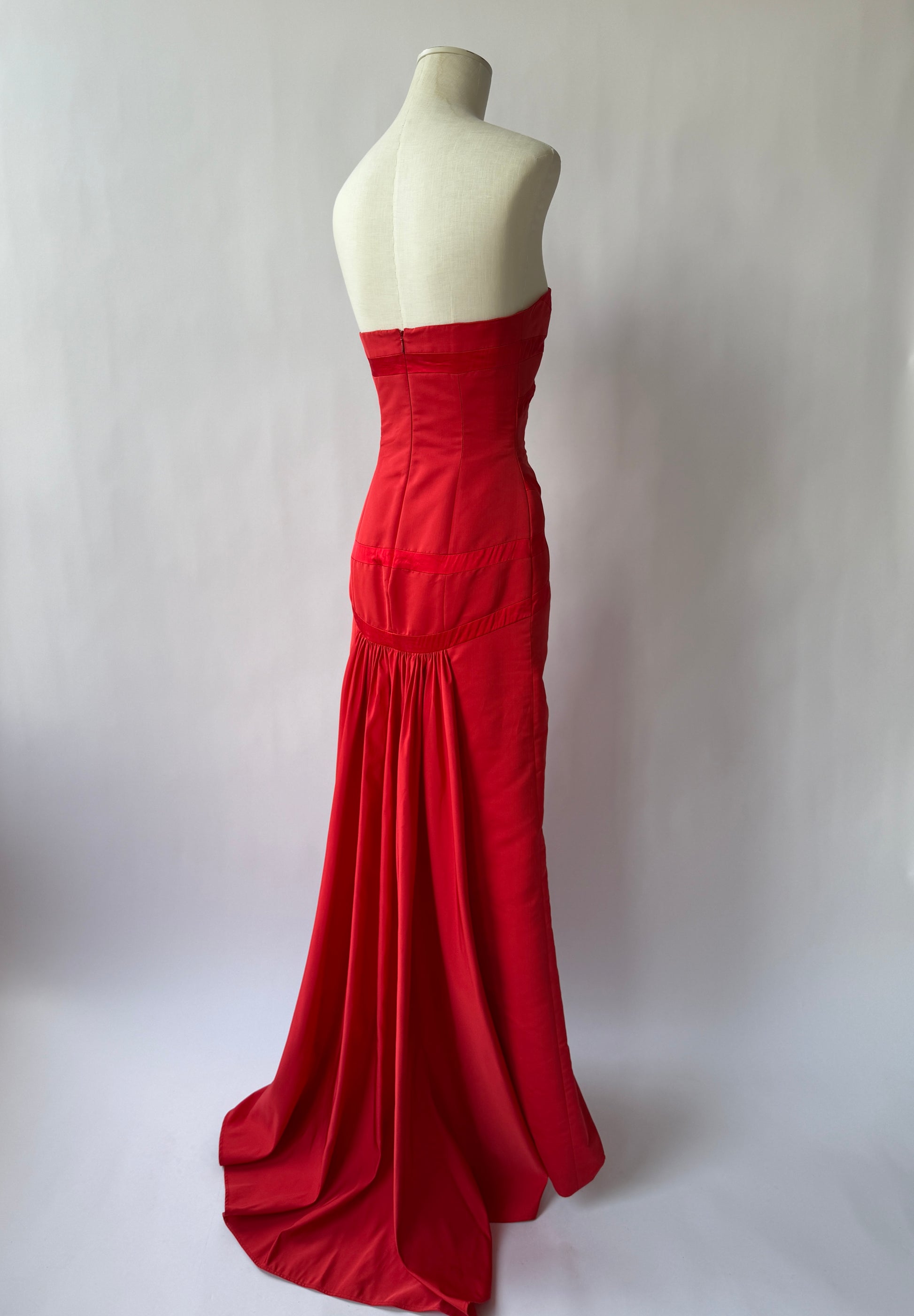 Valentino 2000s Strapless Red Bow Gown with Train Rixt Archives Valentino 2000s Strapless Red Bow Gown with Train Rixt Archives