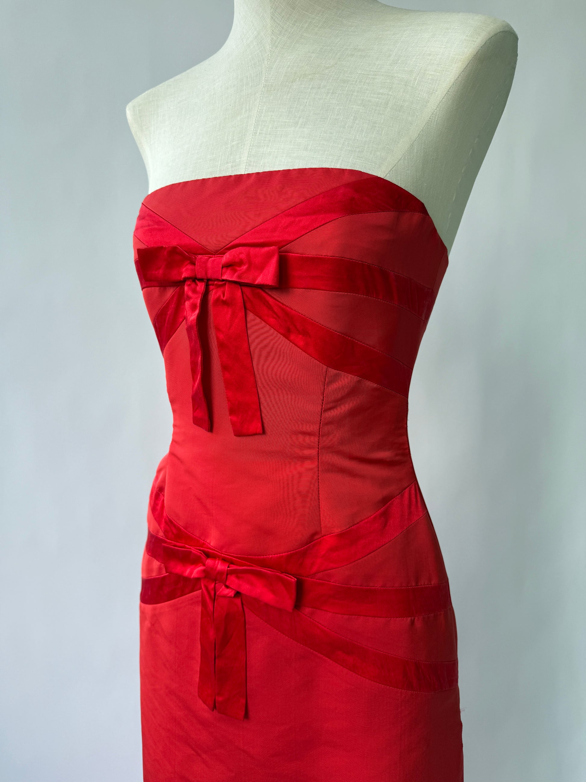 open lace back dress Valentino 2000s Strapless Red Bow Gown with Train – Rixt Archives