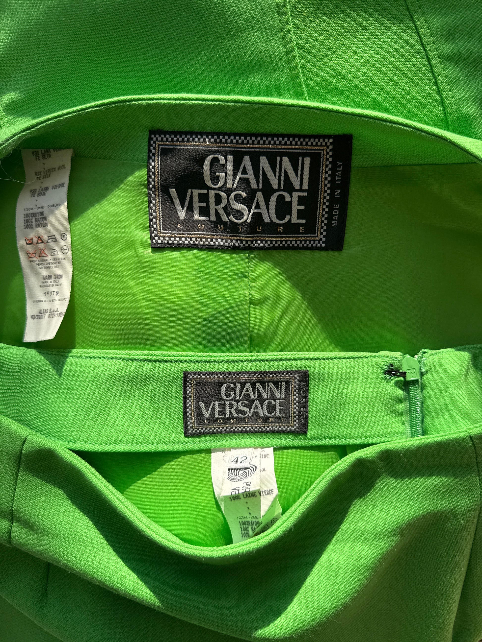 Zoomed-in photo of the brand label, size label and composition label.